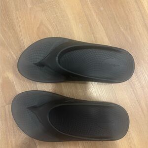 OOFOS Black Comfort Sandals